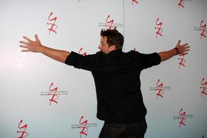 los angeles, 26 de agosto - michael muhney asiste a la cena de fans jóvenes e inquietos 2011 en el hotel universal sheraton el 26 de agosto de 2011 en los angeles, ca foto