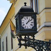 un reloj en el lado de un edificio foto