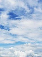 un grupo de nubes en el cielo foto