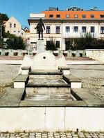 miskolc,hungría- 09.04, 2020.estatua de sandor petofi en gran angular en miskolc foto