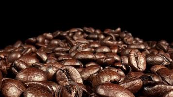 dolly tourné en gros plan de grains de café bruns. video