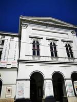 miskolc,hungría- 09.04, 2020.hermoso teatro miskolc en el centro de la ciudad foto