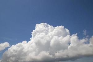 hermoso cielo azul con vista de fondo natural de nube blanca foto