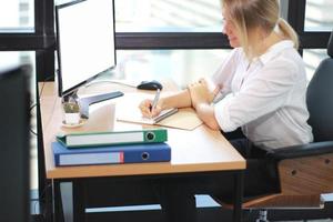 retrato de una mujer de negocios que trabaja con una laptop en una oficina luminosa foto