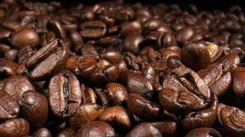 grãos de café close-up, girando, plano de fundo. video