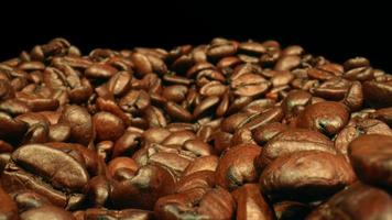 dolly tourné en gros plan de grains de café bruns. video