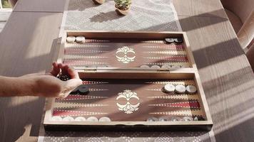 backgammon es un maravilloso video de archivo que exhibe imágenes del tablero de juego de backgammon turco tradicional. la mano lanza dados en cámara lenta.