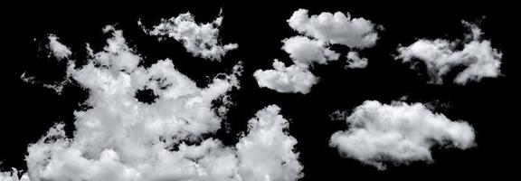 conjunto de nubes blancas aisladas sobre fondo negro. foto