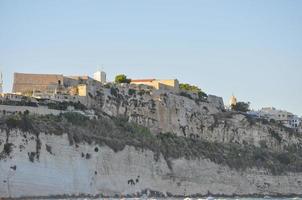 acantilados blancos en vieste foto