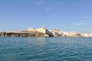 vista de la ciudad de vieste desde el mar foto