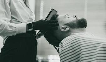 apuesto hombre barbudo en la barbería. foto