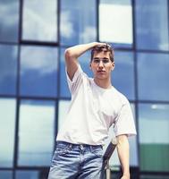 hombre vestido con camiseta blanca en blanco foto