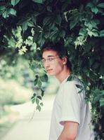 retrato de moda de un hombre con una camiseta blanca foto