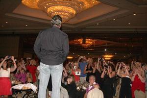 los angeles, 26 de agosto - eric braeden, fans que asistieron a la cena de fans jóvenes e inquietos 2011 en el hotel universal sheraton el 26 de agosto de 2011 en los angeles, ca foto