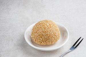 onde-onde es una comida tradicional de indonesia hecha de harina de arroz glutinoso con pasta de frijoles, envuelta en semillas de sésamo. bocadillo popular indonesio con influencia china. foto