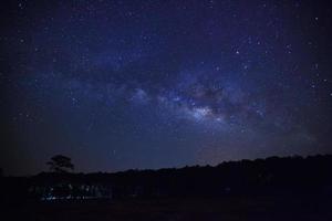 cielo nocturno estrellado, galaxia vía láctea con estrellas y polvo espacial en el universo, fotografía de larga exposición, con grano. foto