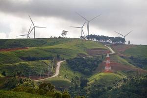 turbinas de energía eólica en khao kor, phetchabun, tailandia foto