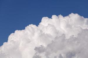 nube de primer plano con cielo azul foto