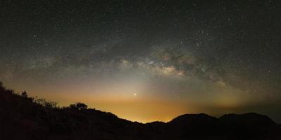 galaxia vía láctea con estrellas y polvo espacial en el universo foto