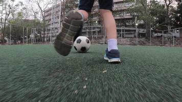 il ragazzo sta giocando a calcio in un campo verde - persone con il concetto di successo dell'obiettivo del vincitore dello sport all'aperto video