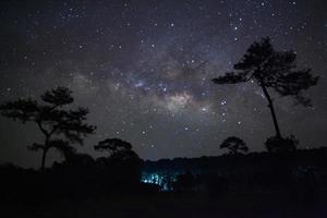 galaxia de la vía láctea con estrellas y polvo espacial en el universo en el parque nacional phuhinrongkla foto