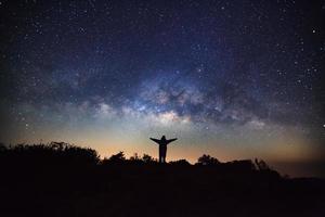 galaxia de la vía láctea en la alta montaña doi luang chiang dao en la provincia de chiang mai, tailandia. fotografía de larga exposición. con grano foto