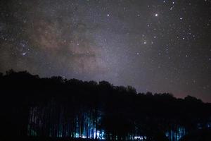 galaxia de la vía láctea y polvo espacial en el universo, fotografía de larga exposición, con grano. foto