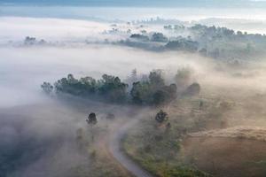 niebla en el punto de vista de khao takhian ong en khao-kho phetchabun, tailandia foto