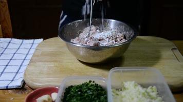 chef está haciendo gyoza - concepto de preparación de recetas asiáticas favoritas video