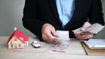 hombre contando billetes de banco dinero baht tailandés video