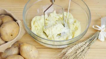 garçon faisant de la purée de pommes de terre video