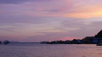 cena crepuscular da vista do mar na tailândia - bela vista da superfície da onda calma mostra o conceito de paz da natureza video