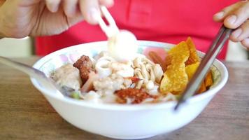 Cerca de hombre comiendo fideos asiáticos - concepto de comer comida asiática