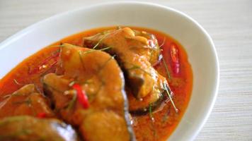 bagre de cola roja pescado en salsa de curry rojo seco que se llama choo chee o un rey de curry cocinado con pescado servido con una salsa picante