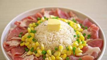 cerdo fresco crudo en rodajas con arroz y maíz en un plato blanco y listo para cocinar video