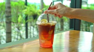 café expreso con vaso de soda de durazno y limón en la cafetería video