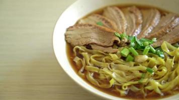 fideos de huevo con pato guisado en sopa marrón - estilo de comida asiática video