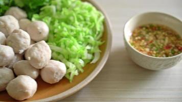 Schweinefleischbällchen mit frischem Gemüse und scharfer Dip-Sauce video