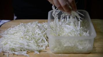 lo chef sta preparando il gyoza - concetto di preparazione di ricette asiatiche preferite video