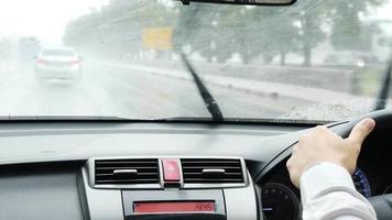 Mann fährt Auto bei starkem Regen video