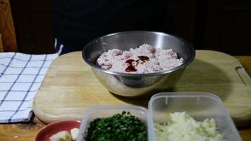 chef está haciendo gyoza - concepto de preparación de recetas asiáticas favoritas video
