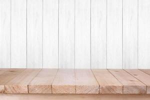 mesa de madera sobre fondo de madera blanca foto