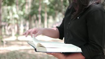 la signora si rilassa leggendo il libro in un parco video