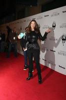 los angeles, 8 de noviembre - lynda carter llega al evento de lanzamiento de skyrim en el teatro belasco el 8 de noviembre de 2011 en los angeles, ca foto