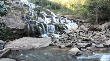 vackra lokala vattenfall i chiang mai thailand - vatten natur bakgrund slappna av koncept video