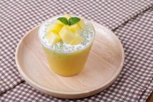 postre tailandés de budín de perlas de tapioca con mango foto