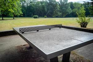 oberhausen,alemania,2022 - mesa de tenis de mesa de granito en el parque foto