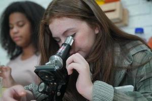 estudiante en el aula, niña feliz estudio divertido y jugar con la experimentación en clase. foto