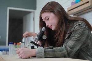 estudiante en el aula, niña feliz estudio divertido y jugar con la experimentación en clase. foto