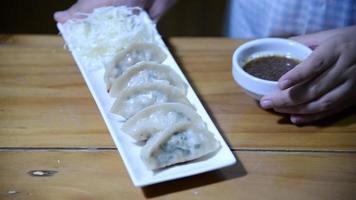 chef está servindo gyoza - conceito de preparação de receita asiática favorito video